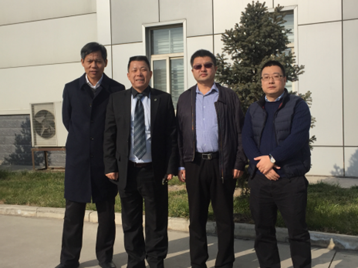 南方略董事長劉祖軻、馬法洲與特變電工新能源董事長張建新一行合影